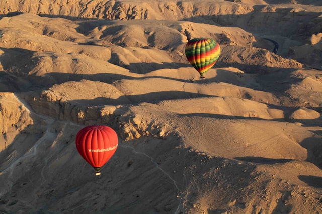 Image of a hot air balloon tour as a gift for a couple
